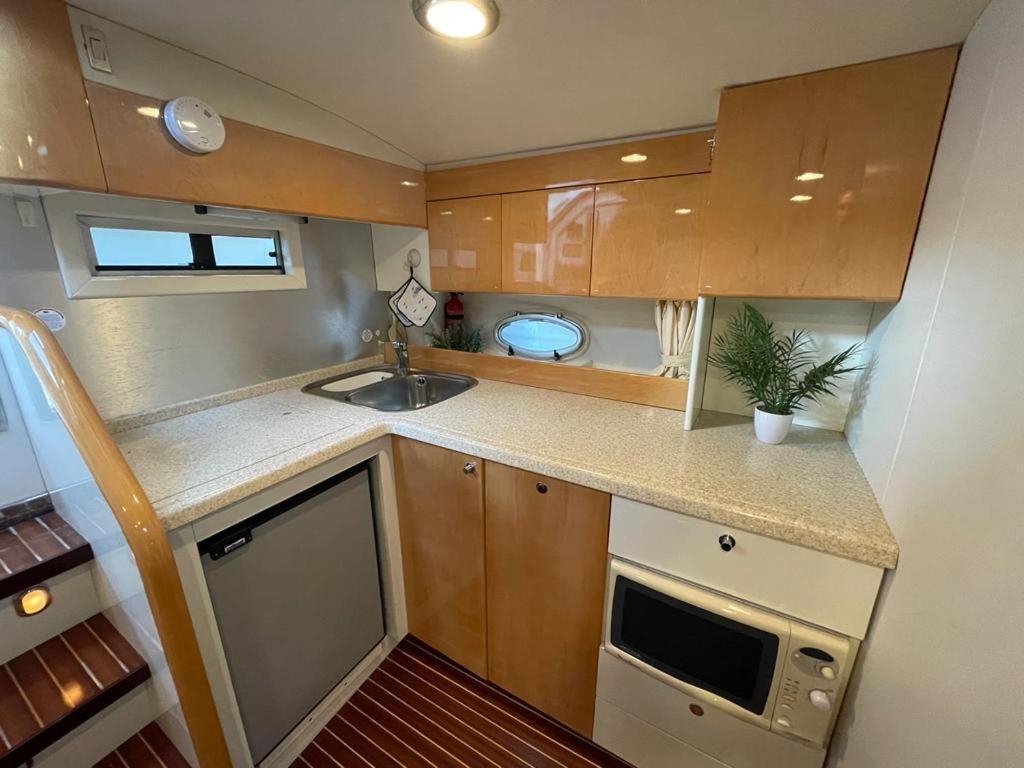 Cozy Yacht Lodge In Barcelona With Boat Tour Option Sant Adria de Besos Exterior foto